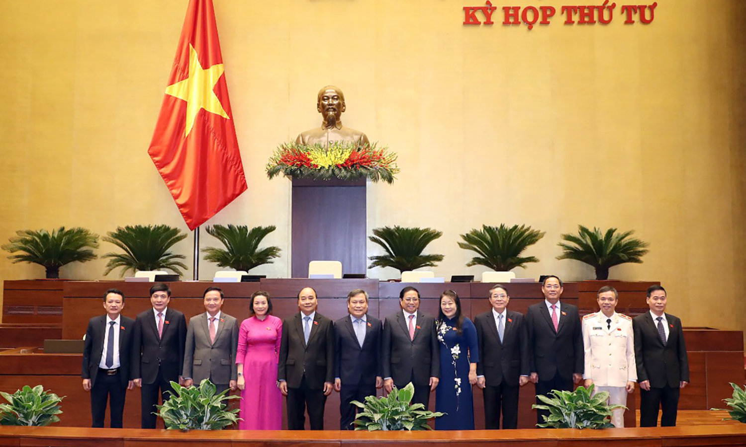 Đoàn Đại biểu Quốc hội tỉnh Quảng Bình chụp ảnh lưu niệm cùng Chủ tịch nước Nguyễn Xuân Phúc và Thủ tướng Chính phủ Phạm Minh Chính
