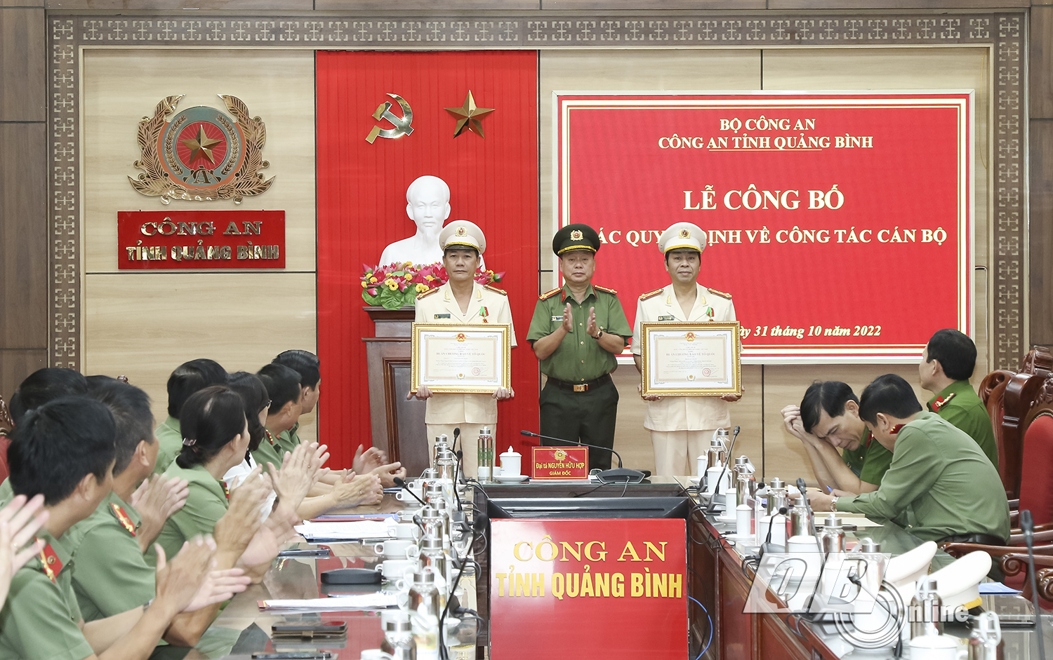 Thừa ủy quyền của Chủ tịch nước, đồng chí Giám đốc Công an tỉnh Nguyễn Hữu Hợp trao tặng Huân chương Bảo vệ Tổ quốc hạng Ba cho đại tá Phạm Quang Du và thượng tá Nguyễn Phú Ngọc.