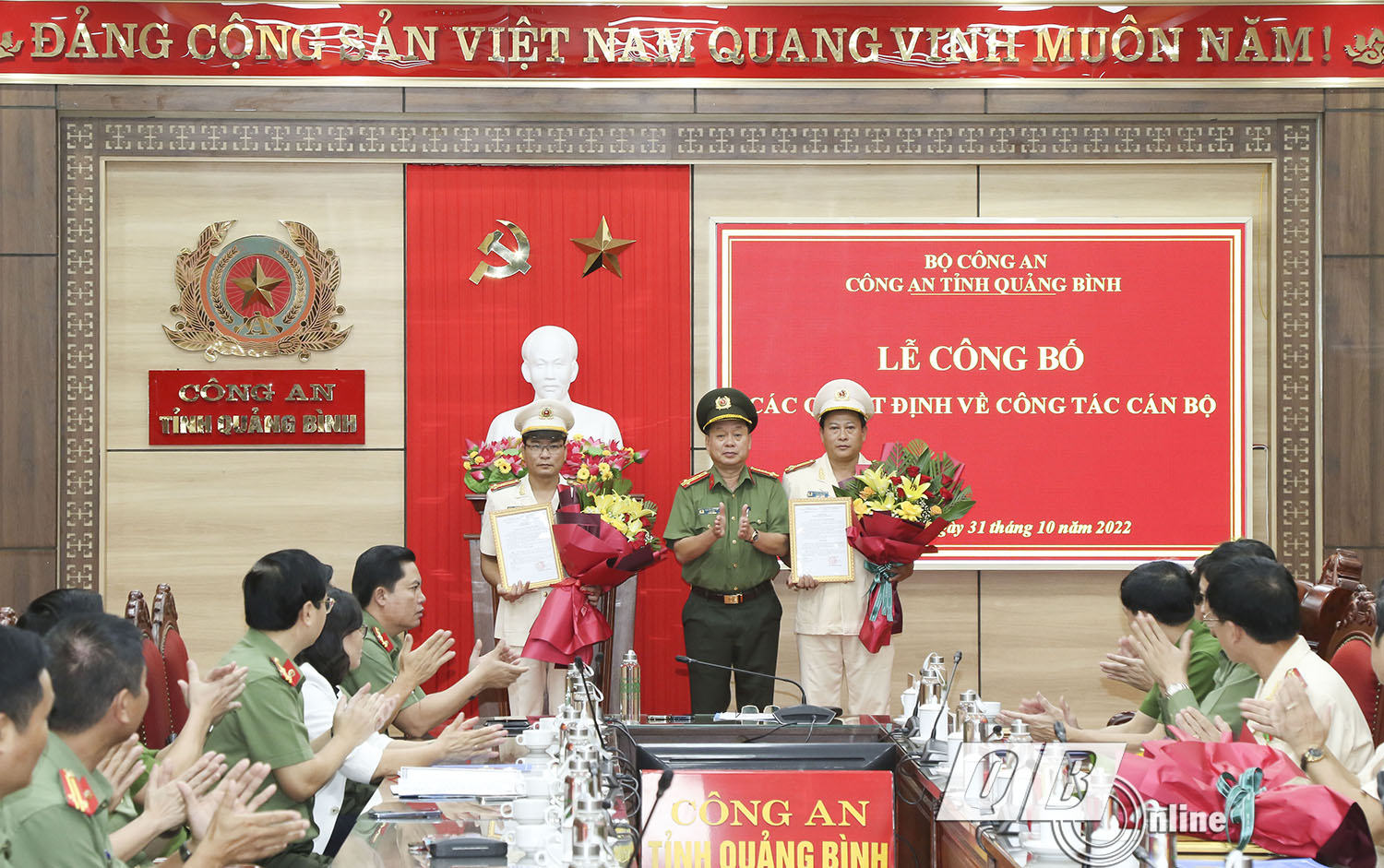 Đồng chí Giám đốc Công an tỉnh Nguyễn Hữu Hợp trao quyết định điều động và bổ nhiệm đối với các đồng chí thượng tá Trương Việt Quảng và thượng tá Lê Ngọc Nghị