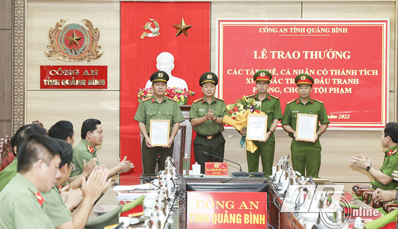 Đồng chí Giám đốc Công an tỉnh Nguyễn Hữu Hợp trao thưởng cho các đơn vị tham gia chuyên án đấu tranh với các đối tượng mua bán trái phép chất ma túy.