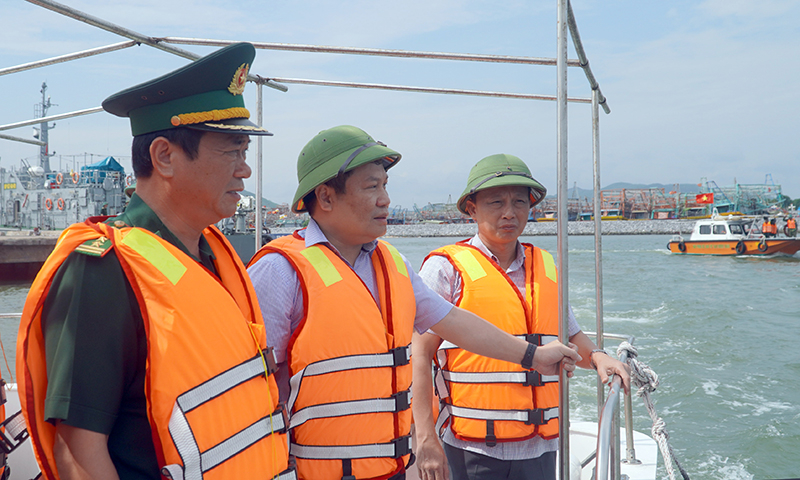 Đồng chí Bí thư Tỉnh ủy Vũ Đại Thắng và các lực lượng kiểm tra công tác ứng phó với bão số 4 tại Khu neo đậu tránh trú bão cửa Gianh