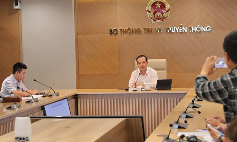 Thứ trưởng Phạm Đức Long cho biết, thời gian vừa qua số lượng cuộc gọi lừa đảo, đe dọa tăng mạnh. (Ảnh: Minh Sơn/Vietnam+)