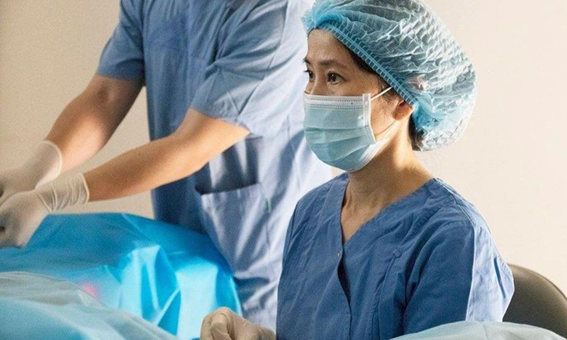 PGS, TS Vương Thị Ngọc Lan thực hiện thủ thuật chọc hút noãn.