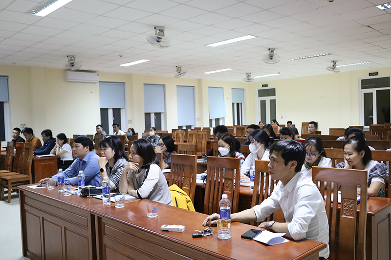 Tham gia khóa đào tạo có 40 học viên đến từ 16 đơn vị kinh doanh du lịch trên địa bàn. 