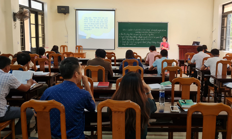 Giảng viên Trường Chính trị Quảng Bình thường xuyên tuyên truyền đường lối, chủ trương của Đảng, chính sách, pháp luật của Nhà nước thông qua các bài giảng.