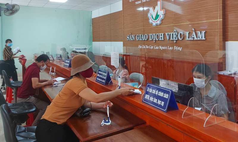 NLĐ đến làm thủ tục hưởng BHTN tại Trung tâm Dịch vụ việc làm tỉnh.
