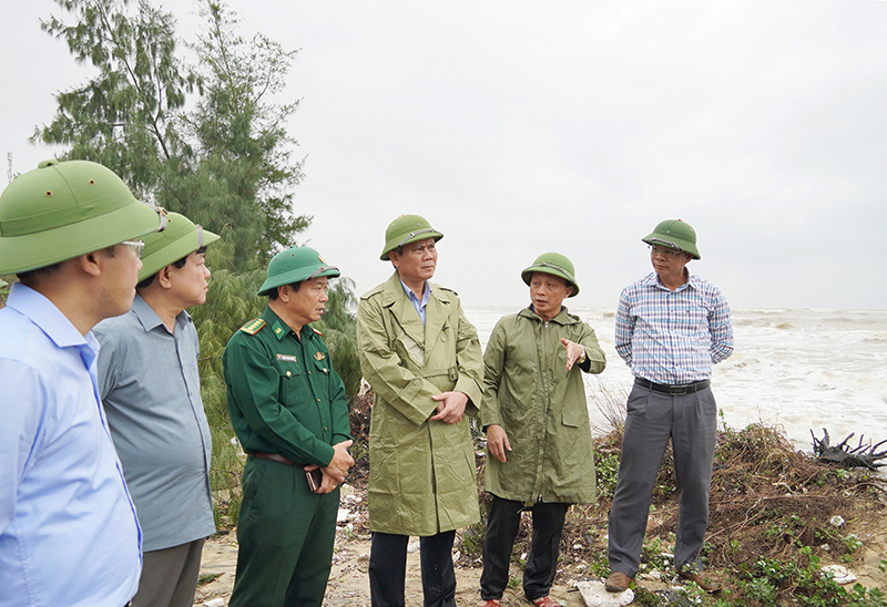 Chủ tịch UBND tỉnh và đoàn công tác đi kiểm tra tình trạng xói lở bờ biển nghiêm trọng ở TDP Tân Mỹ.