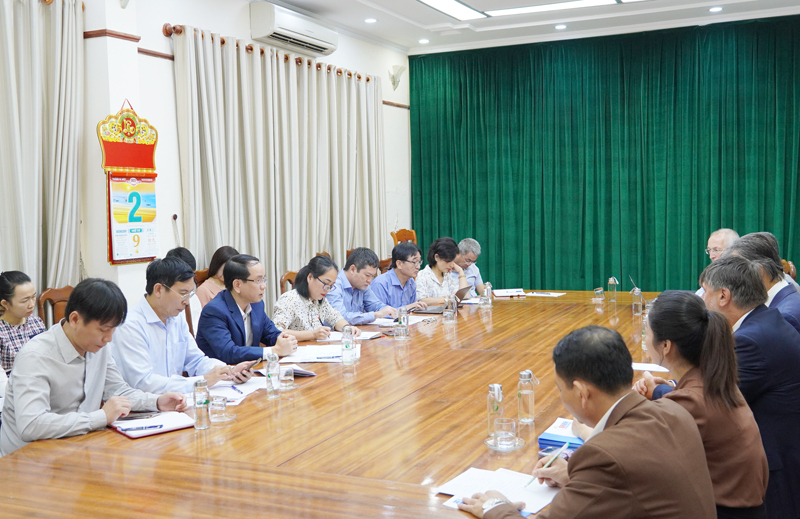 Đồng chí Phó Chủ tịch UBND tỉnh Phan Mạnh Hùng và đại diện lãnh đạo các sở, ngành liên quan tham dự buổi làm việc với  đoàn công tác của  Công ty cổ phấn...