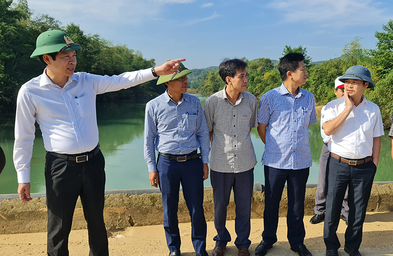 Đồng chí Phó Chủ tịch UBND tỉnh Hồ An Phong kiểm tra tiến độ thi công dự án cầu vượt lũ Tân Lý, xã Minh Hoá, huyện Minh Hoá.