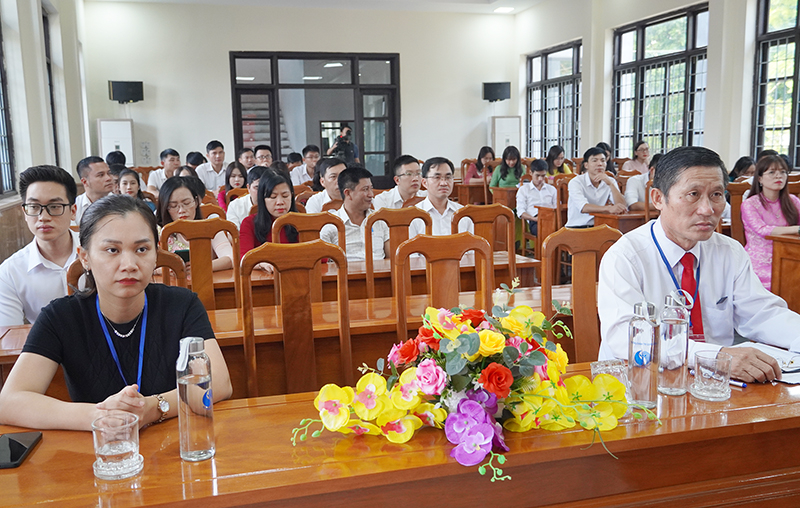Các đại biểu tham dự lễ bế giảng.