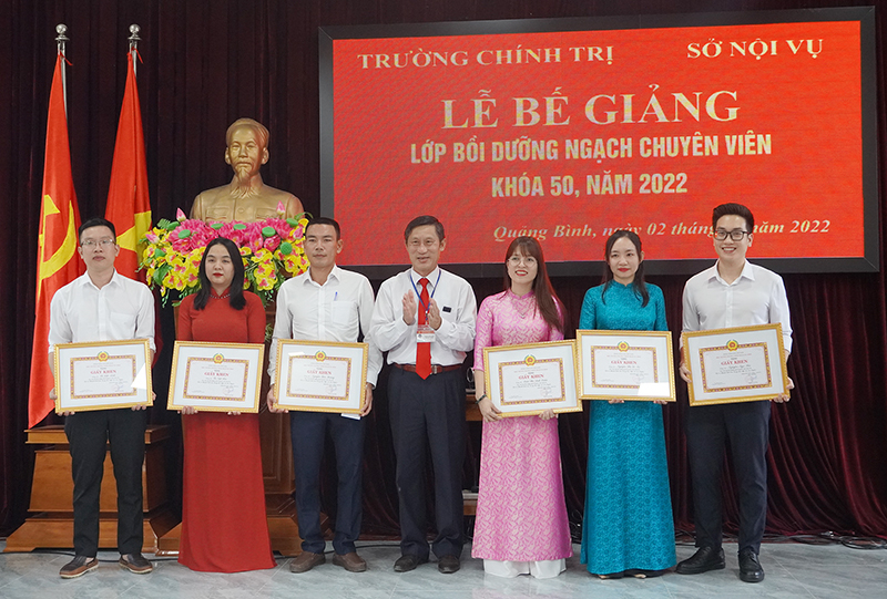 Đại diện lãnh đạo Trường Chính trị tỉnh trao chứng chỉ cho các học viên.