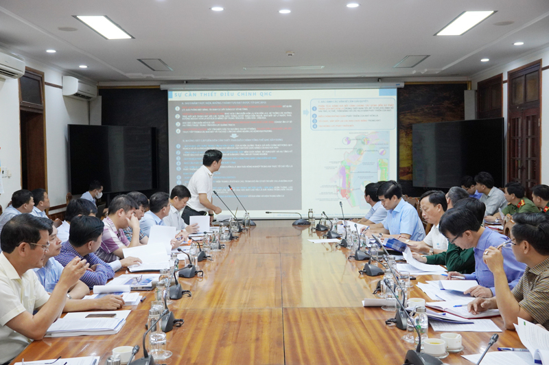 Đại diện đơn vị tư vấn trình bày khái quát đồ án điều chỉnh quy hoạch.