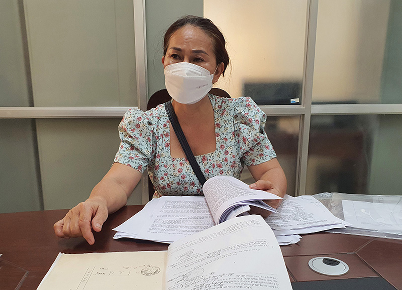 Bà Hoàng Thị Kim Dung đến phản ánh vụ việc tại Báo Quảng Bình.