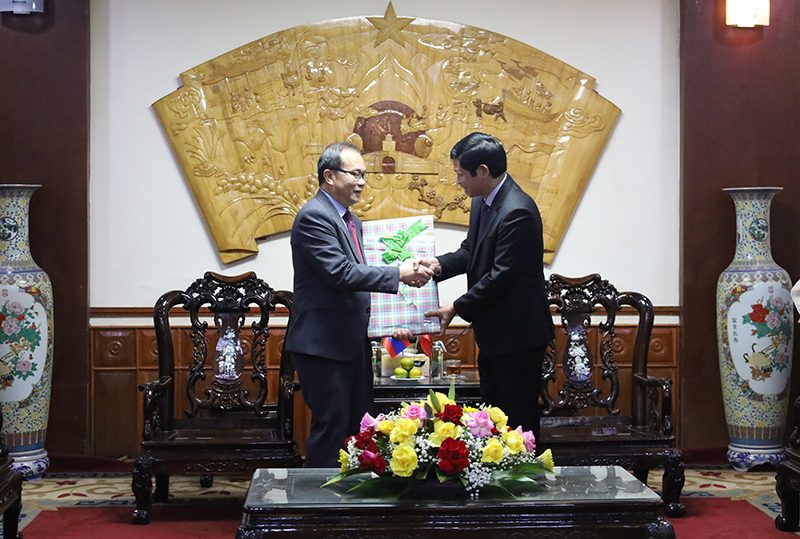 Đồng chí Sủ-phăn Hả-đào-hương chúc mừng những thành quả tốt đẹp trên các lĩnh vực của Quảng Bình thời gian qua .