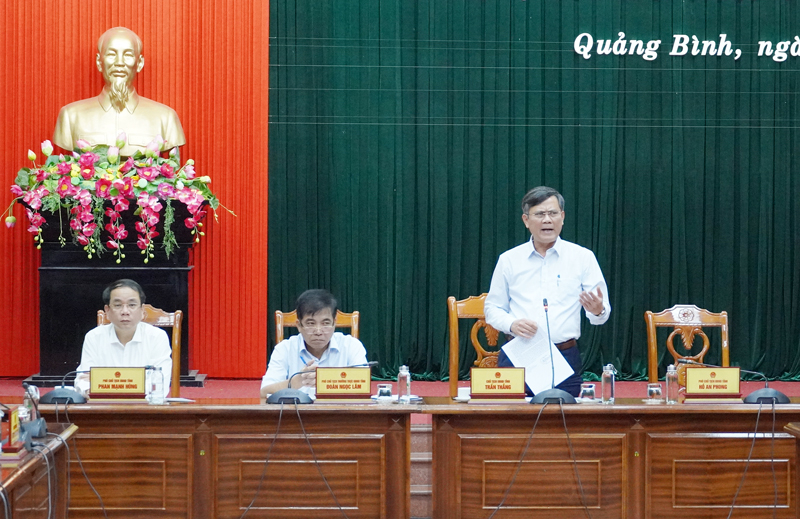 Đồng chí Chủ tịch UBND tỉnh Trần Thắng phát biểu tại phiên họp.