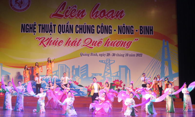 Với sự đầu tư bài bản, nhiều tiết mục văn nghệ thu hút khán giả cả về phần nghe lẫn phần nhìn.