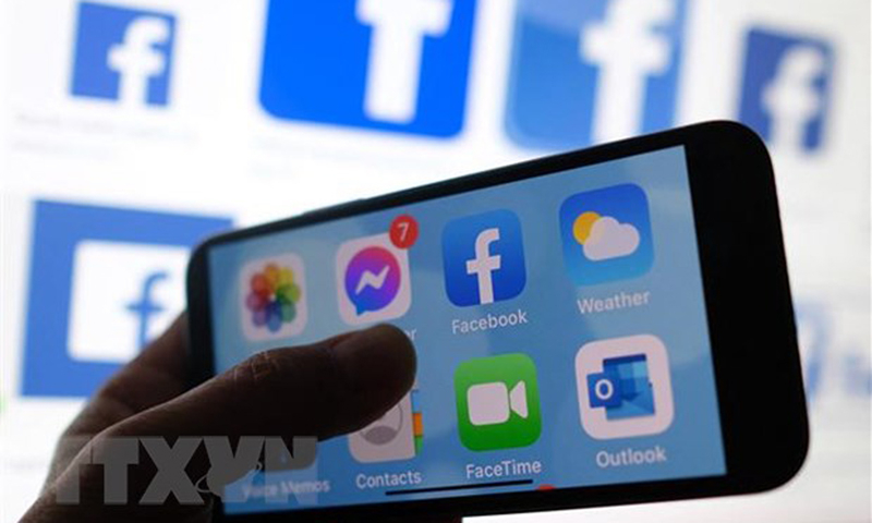 Biểu tượng của mạng xã hội Facebook trên màn hình điện thoại. (Ảnh: AFP/TTXVN)