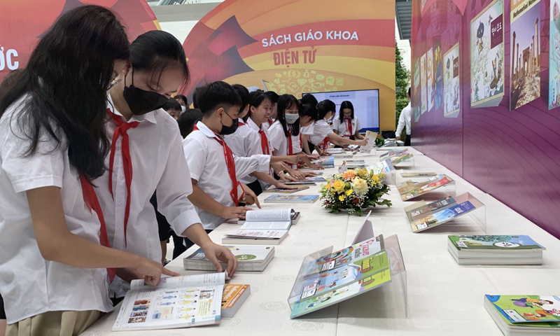 Sách giáo khoa mới đa dạng về kiểu cách thu hút học sinh. Ảnh: Lê Vân. 