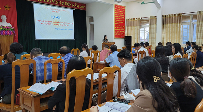 Đội ngũ cán bộ tư pháp ở cơ sở thường xuyên được tập huấn nâng cao kiến thức về công tác đăng ký và quản lý hộ tịch.