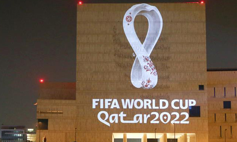 Logo Giải vô địch bóng đá thế giới của FIFA tại một tòa nhà ở Doha, Qatar, nước chủ nhà World Cup 2022, ngày 3/9/2019. Ảnh: AFP/TTXVN