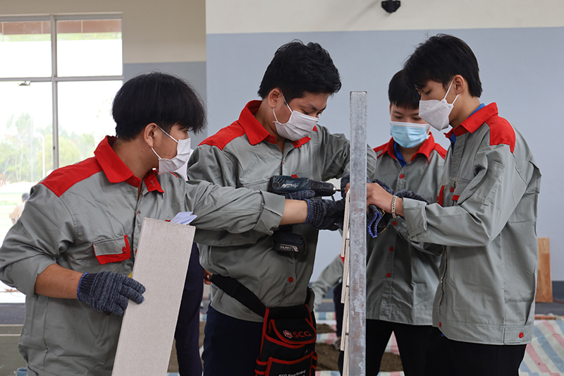 Các thí sinh tham gia phần thi thực hành.