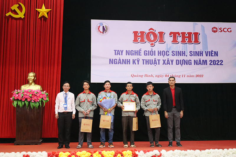 Ban tổ chức trao giải nhất cho nhóm thí sinh xuất sắc. 
