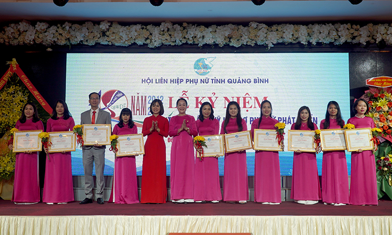 Đại diện lãnh đạo Hội LHPN tỉnh khen thưởng các tập thể, cá nhân tiêu biểu
