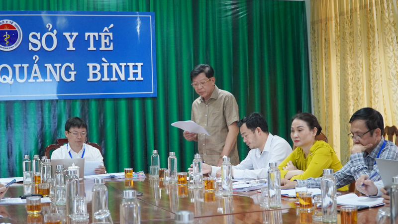 Đại diện lãnh đạo Sở Y tế đánh giá các hoạt động của ngành trong 9 tháng qua.