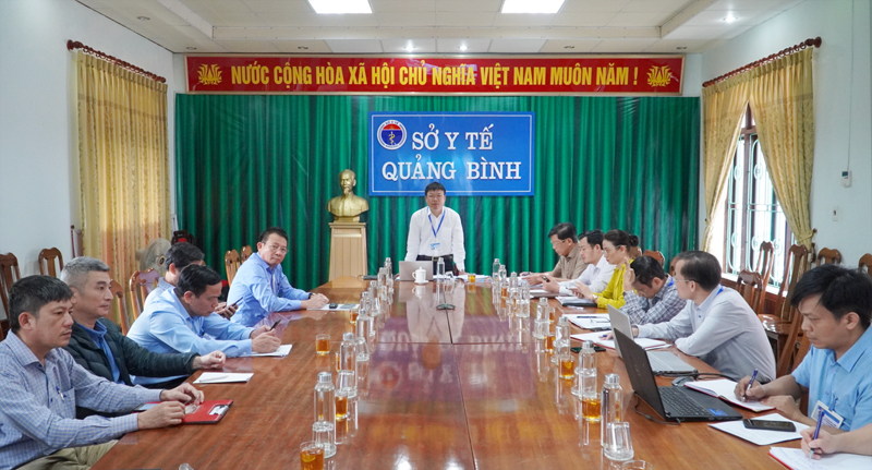 Bác sĩ Dương Thanh Bình, Giám đốc Sở Y tế phát biểu chỉ đạo những nhiệm vụ trọng tâm cuối năm của ngành Y tế Quảng Bình. 
