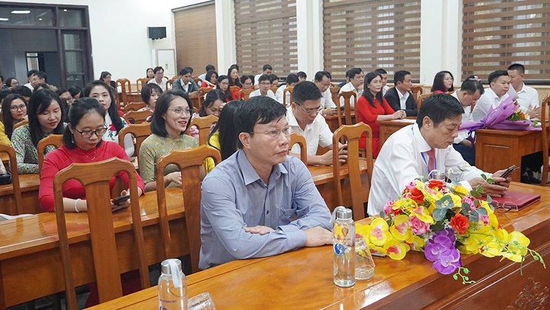 Các đại biểu tham dự lễ bế giảng.
