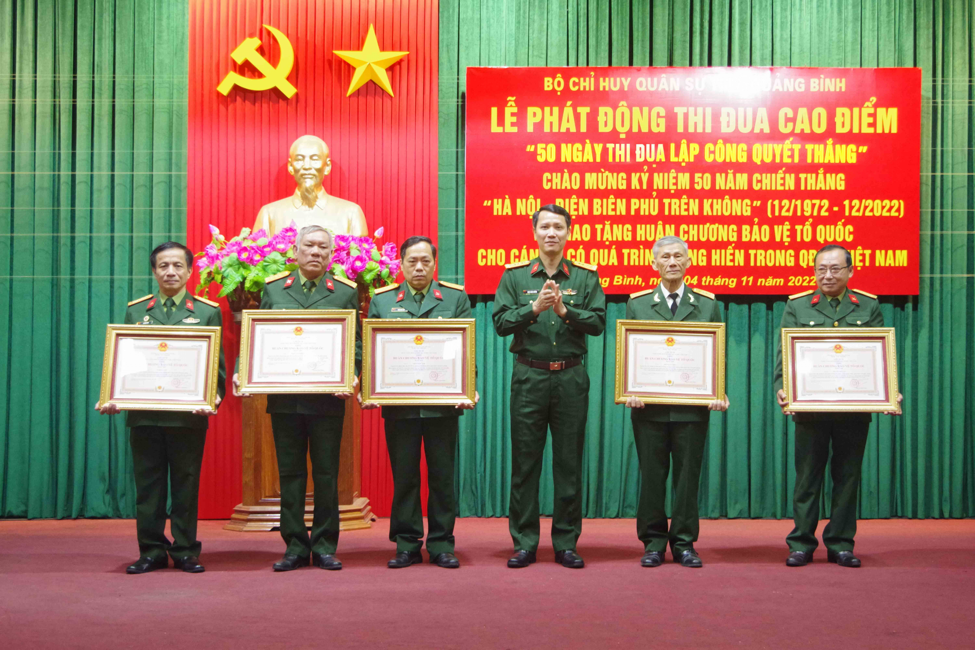 Đồng chí đại tá Đinh Xuân Hướng, Phó Bí thư Đảng ủy, Chính ủy Bộ CHQS tỉnh trao Huân chương BVTQ hạng Nhì cho các cán bộ quân đội.