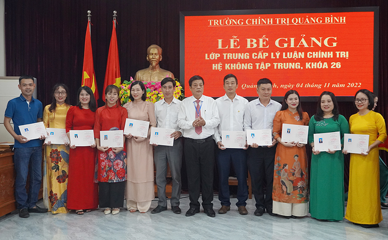  Đại diện lãnh đạo Trường Chính trị tỉnh trao bằng cho các học viên.