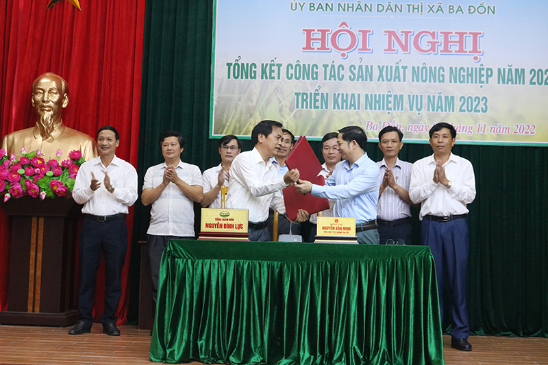 Lãnh đạo UBND TX. Ba Đồn, đại diện Tổng công ty CP Sông Gianh và các địa phương đã tiến hành ký kết thỏa thuận sản xuất theo chuỗi liên kết gắn với tiêu thụ sản phẩm năm 2023. 