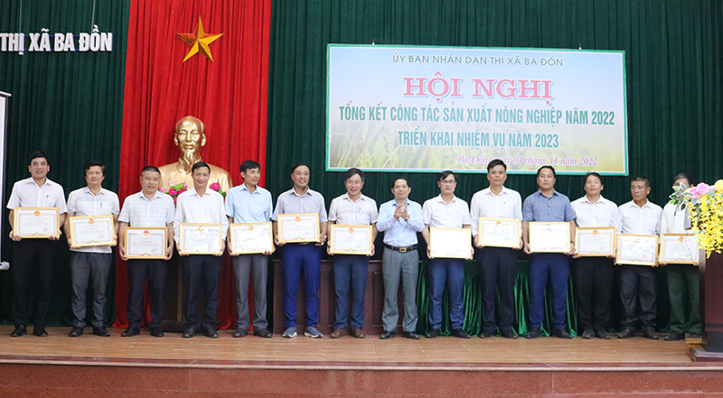   13 tập thể được tặng giấy khen vì có thành tích xuất sắc trong công tác chỉ đạo, phát triển sản xuất nông nghiệp 2022.