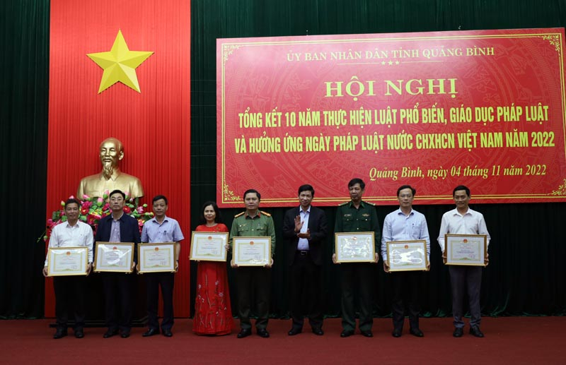 Các tập thể, cá nhân được Chủ tịch UBND tỉnh tặng bằng khen vì đã có nhiều thành tích xuất sắc trong 10 năm thực hiện Luật PBGDPL.