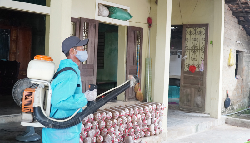 Phun hóa chất diệt muỗi trưởng thành tại nhà dân.