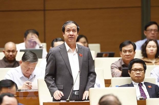 Bộ trưởng Bộ Giáo dục và Đào tạo Nguyễn Kim Sơn cùng tham gia trả lời chất vấn, giải trình về những vấn đề có liên quan. (Ảnh: Doãn Tấn/TTXVN)