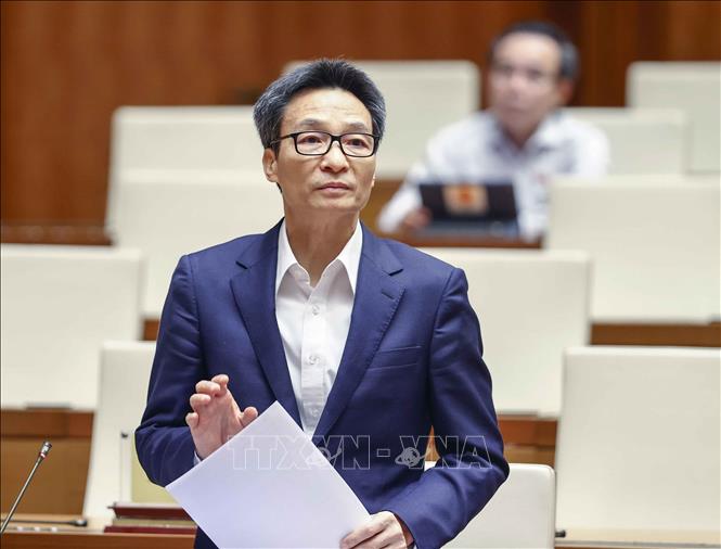 Phó Thủ tướng Chính phủ Vũ Đức Đam cùng tham gia trả lời chất vấn, giải trình về những vấn đề có liên quan. Ảnh: Doãn Tấn/TTXVN