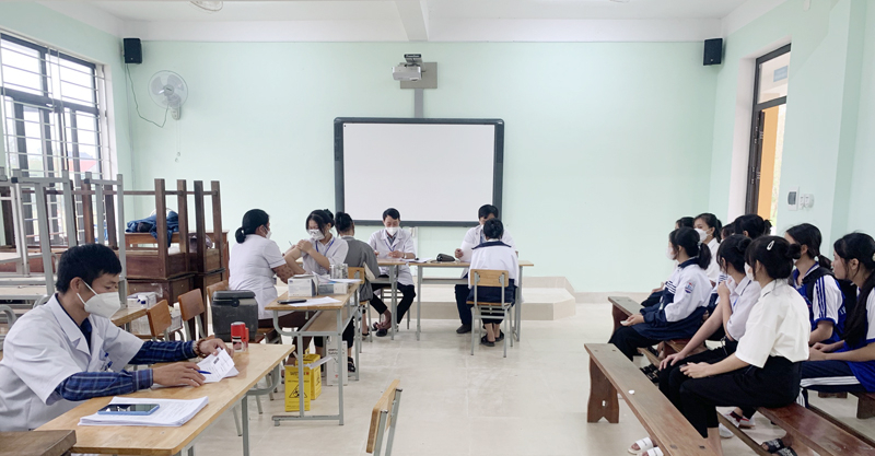 Học sinh các trường THPT trên địa bàn Lệ Thủy tích cực tham gia tiêm vắc xin phòng Covid-19.