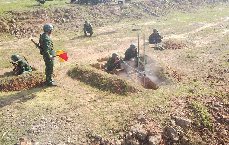 Khẩu đội súng máy phòng không 12,7 mm đồn Biên phòng Ròon thực hiện nội dung bắn đạn thật tại thao trường.