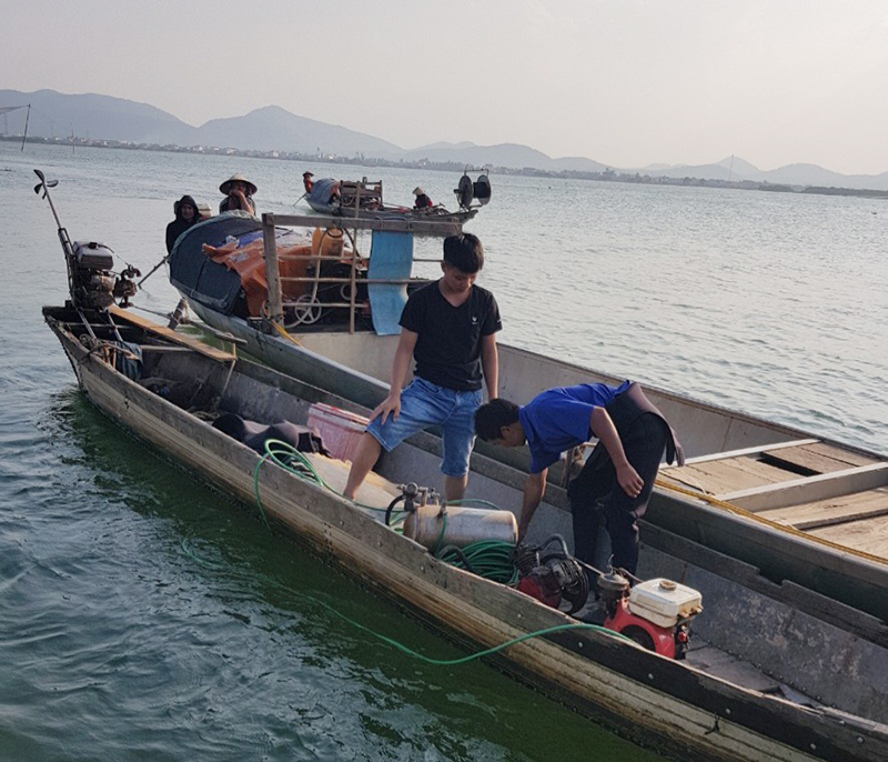 Người dân địa phương hỗ trợ lực lượng chức năng tìm kiếm thi thể nạn nhân.