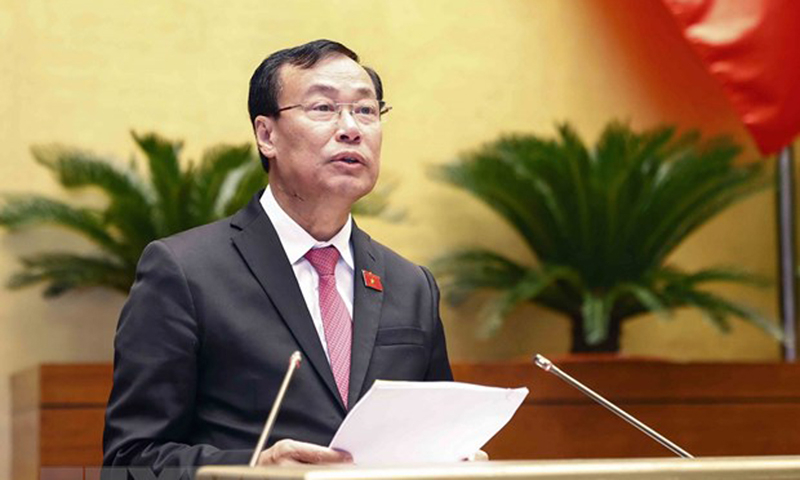 Chủ nhiệm Ủy ban Quốc phòng và An ninh của Quốc hội Lê Tấn Tới trình bày Báo cáo thẩm tra việc thực hiện Luật Xuất cảnh, nhập cảnh của công dân Việt Nam liên quan đến thông tin nơi sinh trên hộ chiếu. (Ảnh: Doãn Tấn/TTXVN)
