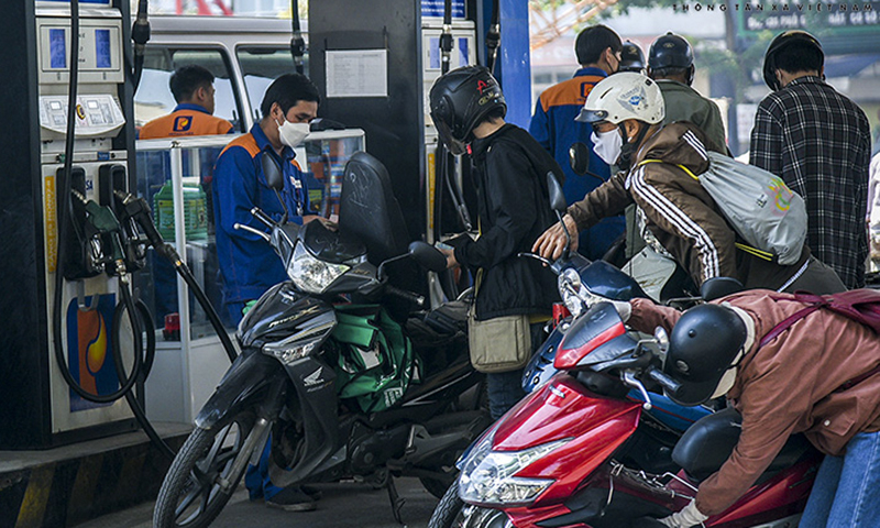 Thời gian gần đây, việc đổ xăng đi làm của người dân hết sức khó khăn, thậm chí, nhân viên cửa hàng xăng chỉ bán tối đa 50.000 đồng. Ảnh: Lê Phú/Báo Tin tức.
