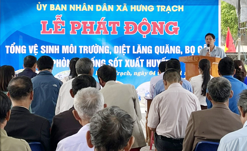 Các địa phương ở Bố Trạch tích cực ra quân làm vệ sinh môi trường, diệt loăng quăng phòng chống sốt xuất huyết.