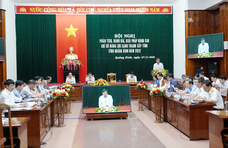Đồng chí Chủ tịch UBND tỉnh Trần Thắng phát biểu đặt vấn đề tại hội nghị.