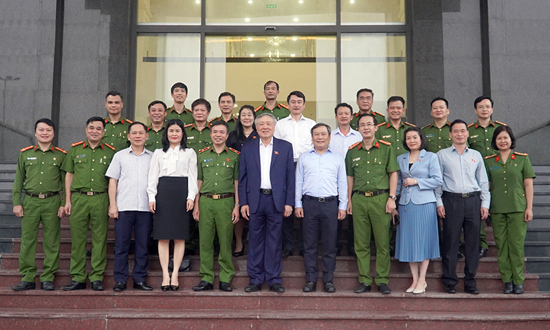 Đồng chí Ủy viên Bộ Chính trị, Chánh án Tòa án Nhân dân tối cao Nguyễn Hòa Bình chụp ảnh lưu niệm cùng các ĐBQH và cán bộ, chiến sĩ C09