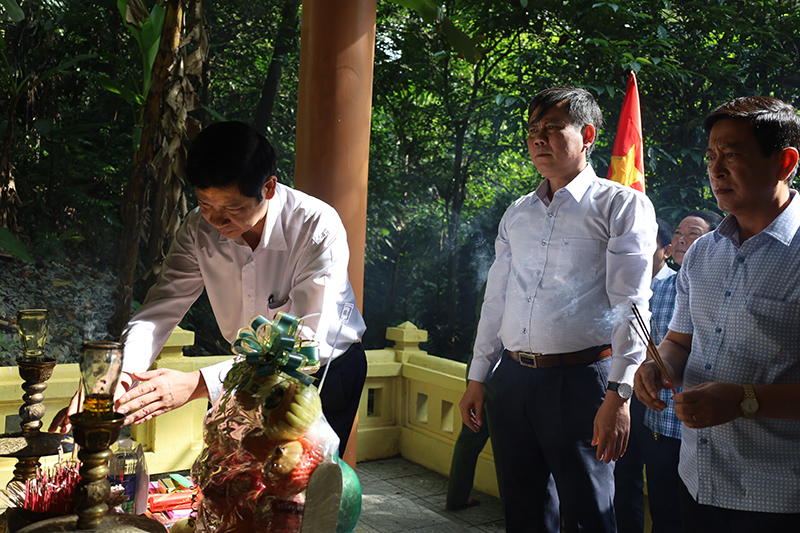 Các đồng chí lãnh đạo tỉnh dâng hương tại miếu Y tá. 