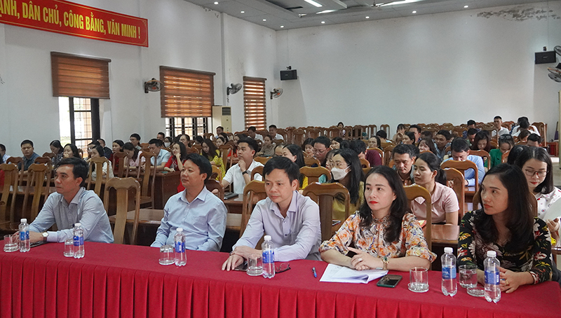 Các đại biểu tham dự tại lễ bế giảng.