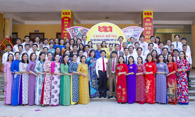 Tập thể sư phạm Trường THPT Lệ Thủy chụp ảnh lưu niệm với lãnh đạo huyện Lệ Thủy.