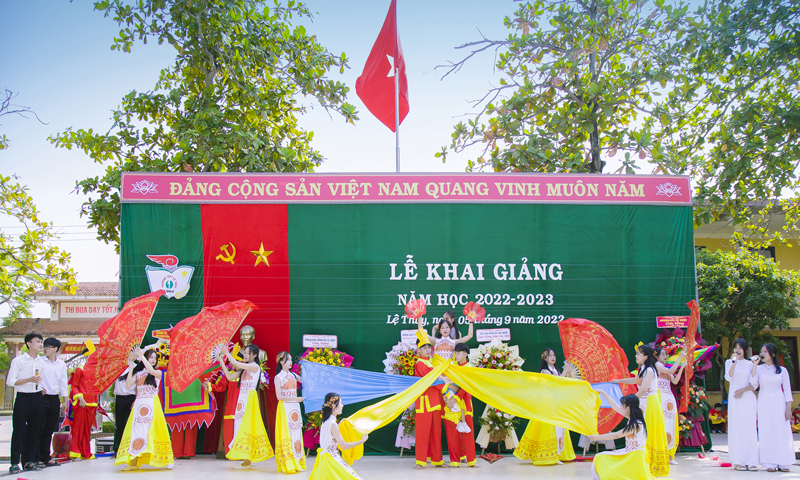 Văn nghệ chào mừng khai giảng năm học mới ở Trường THPT Lệ Thủy.